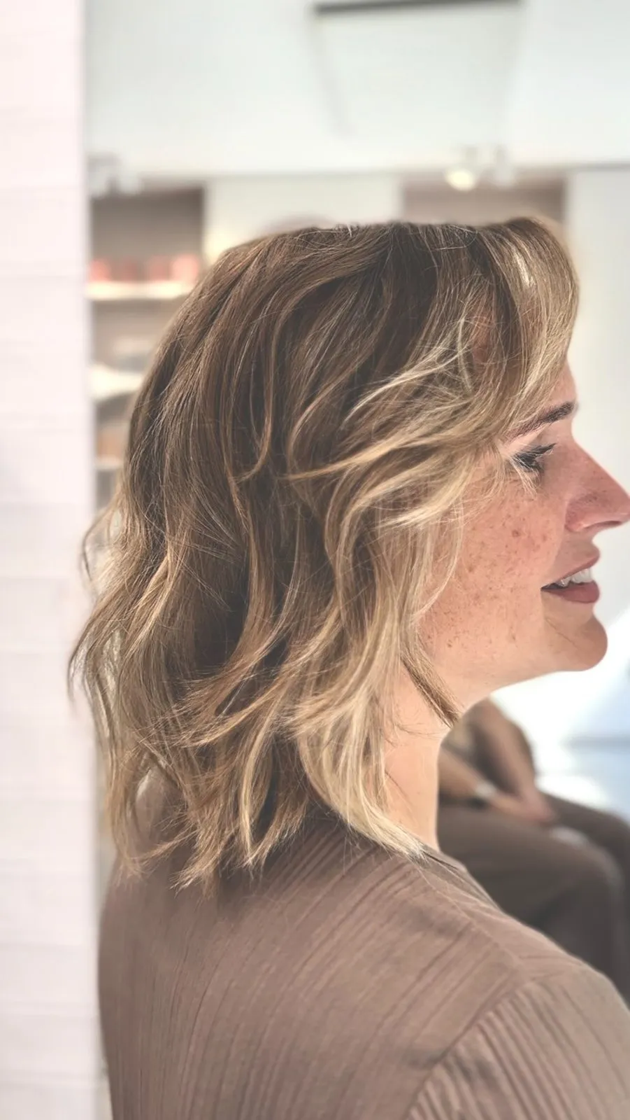 Blonde bob, van opzij gefotografeerd