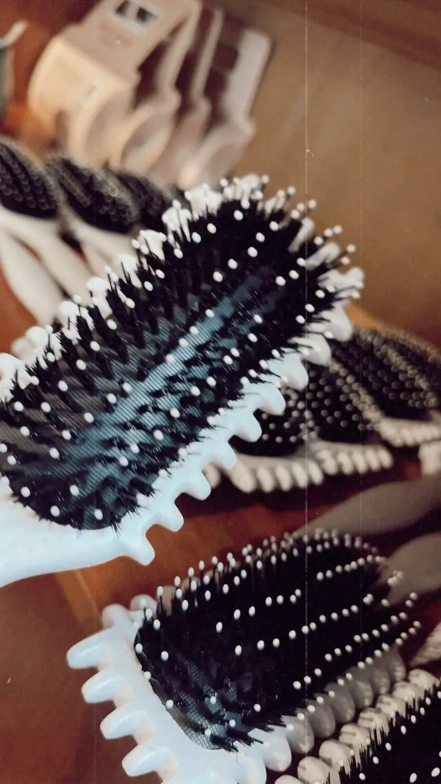 Borstels en haar op de werkbank