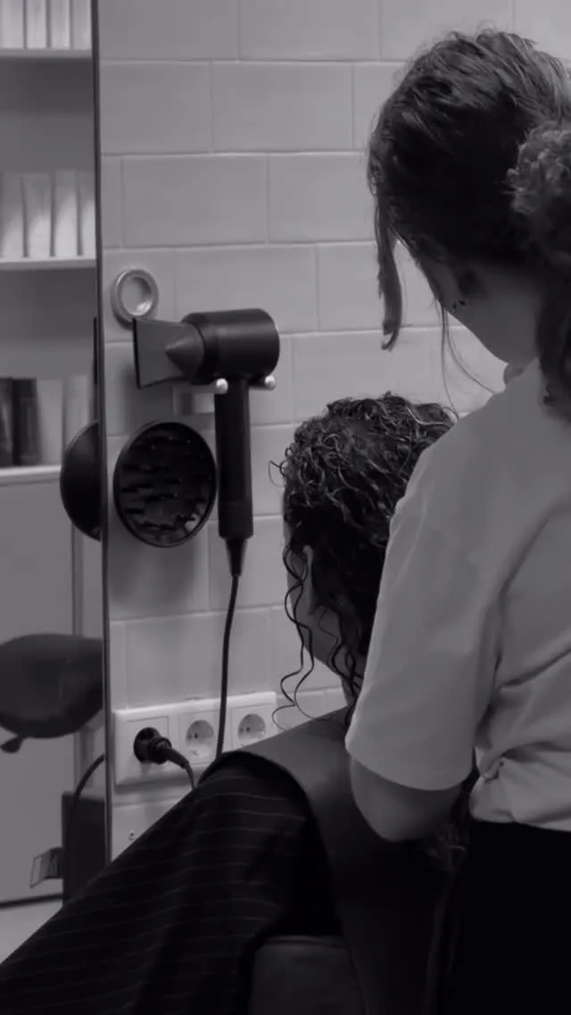 Krullen drogen met een diffuser aan de wasbak