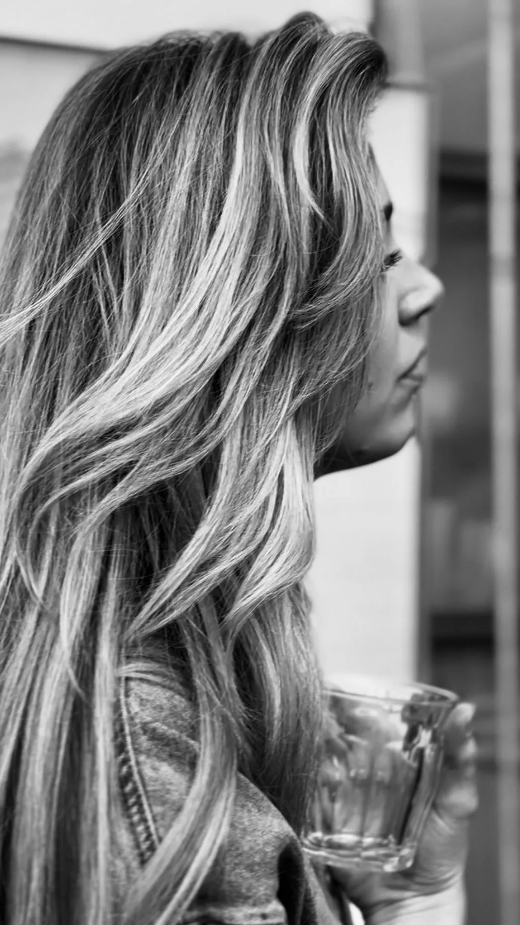 Lang blond haar met highlights, van opzij gefotografeerd in zwart-wit