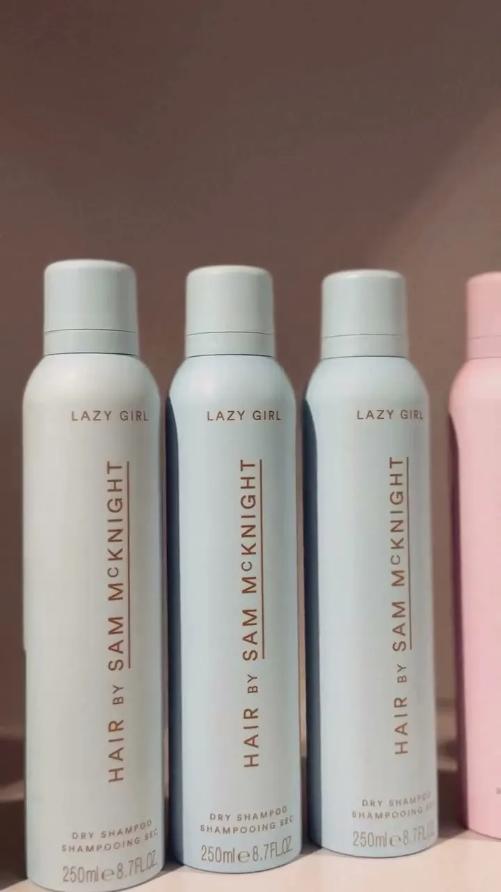Producten op de plank in de salon