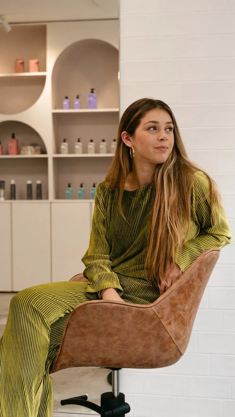 Klant in de salon, in een stoel bij de spiegel