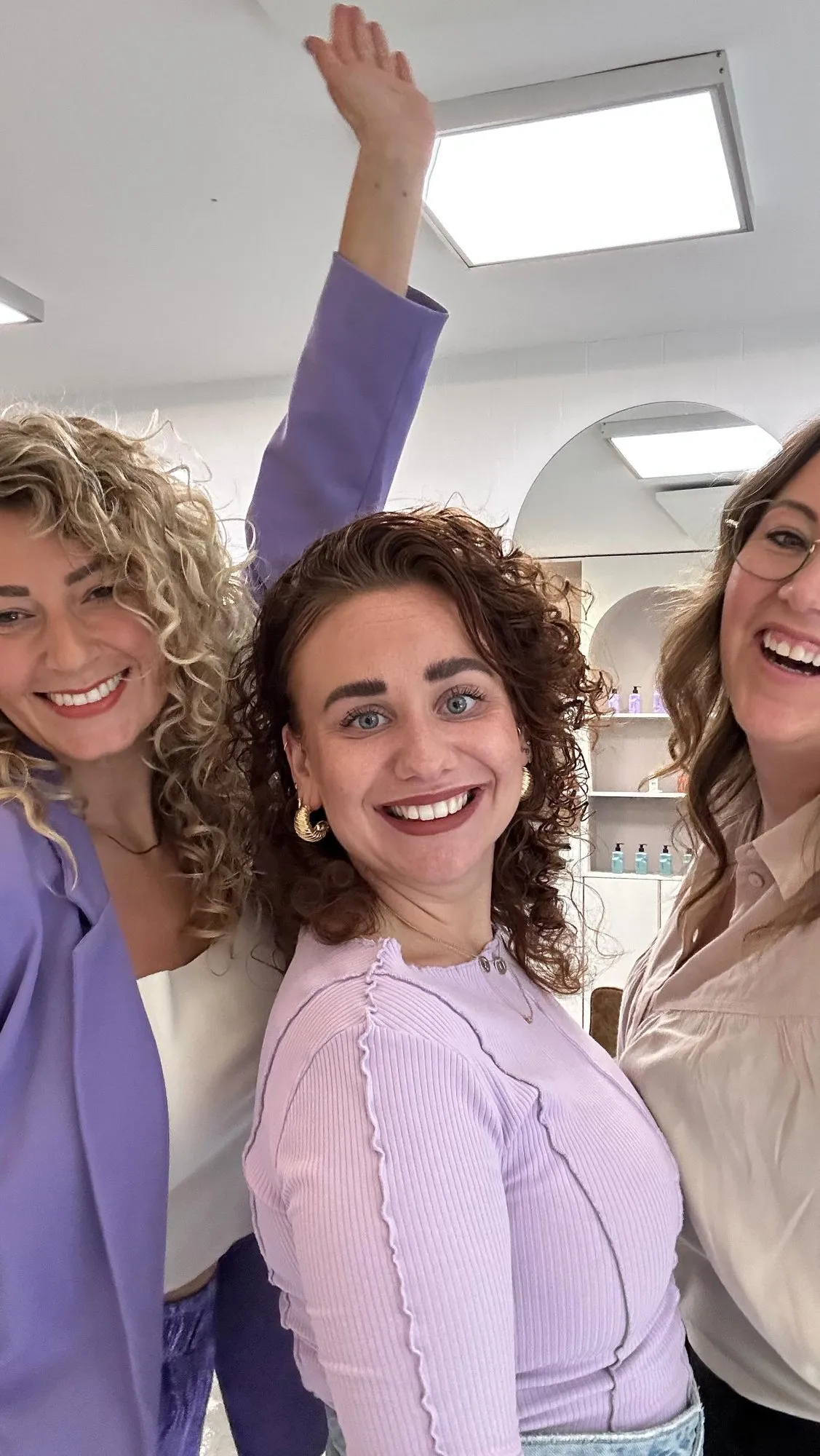 Drie collega’s lachen samen in de salon