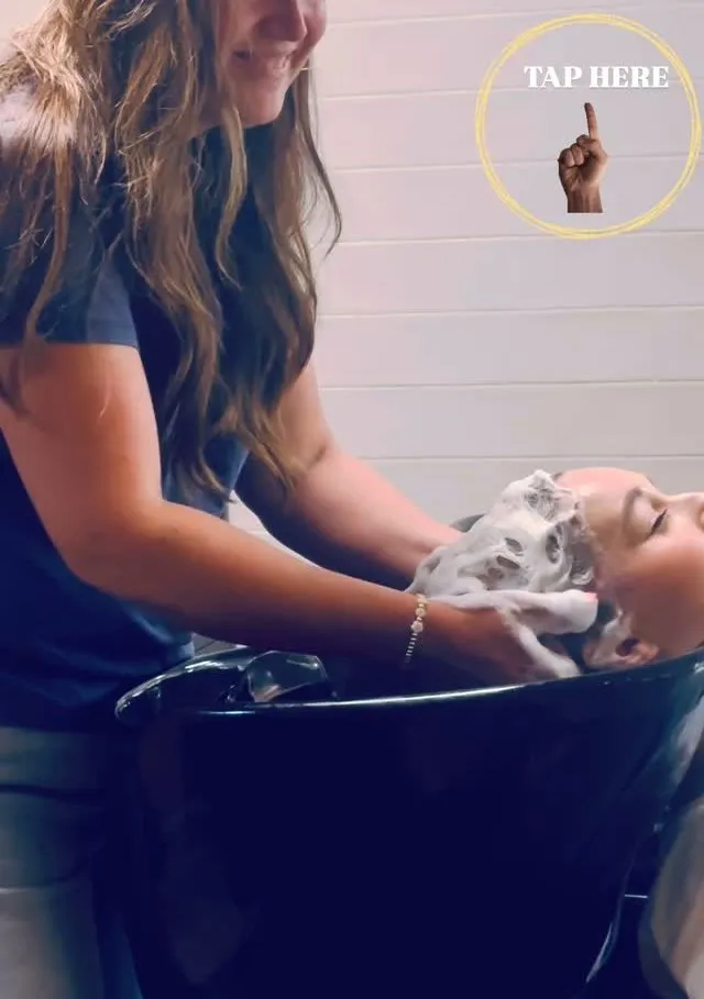 Haar wassen bij de wasbak